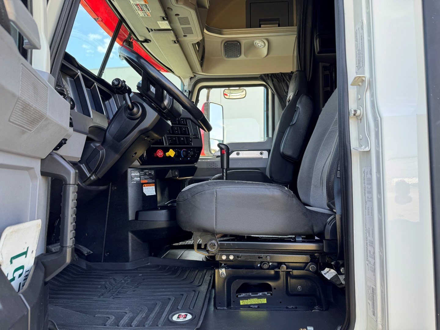 Used 2023 Mack Pinnacle - image 12